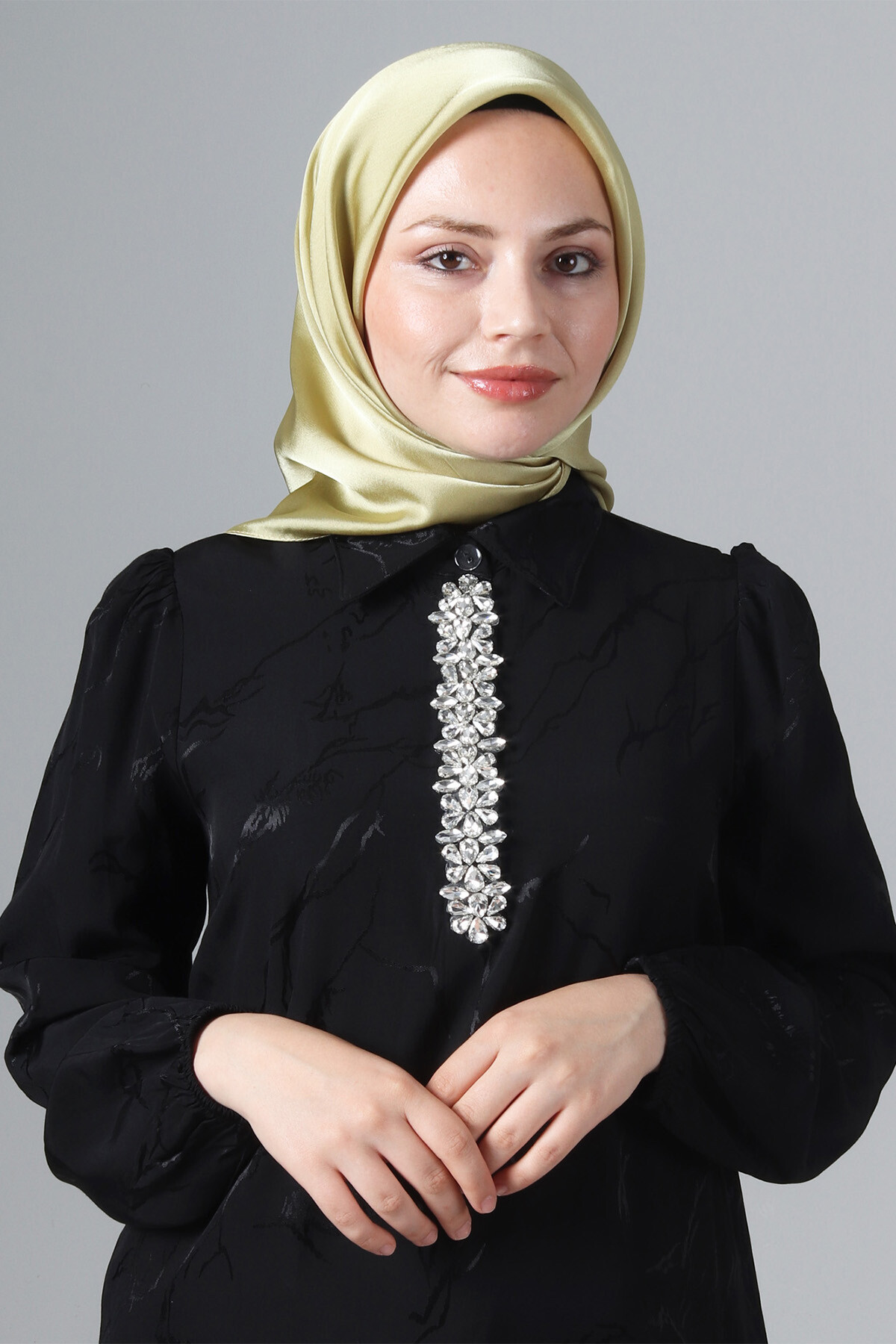 V-81 Como Saten Eşarp - harem